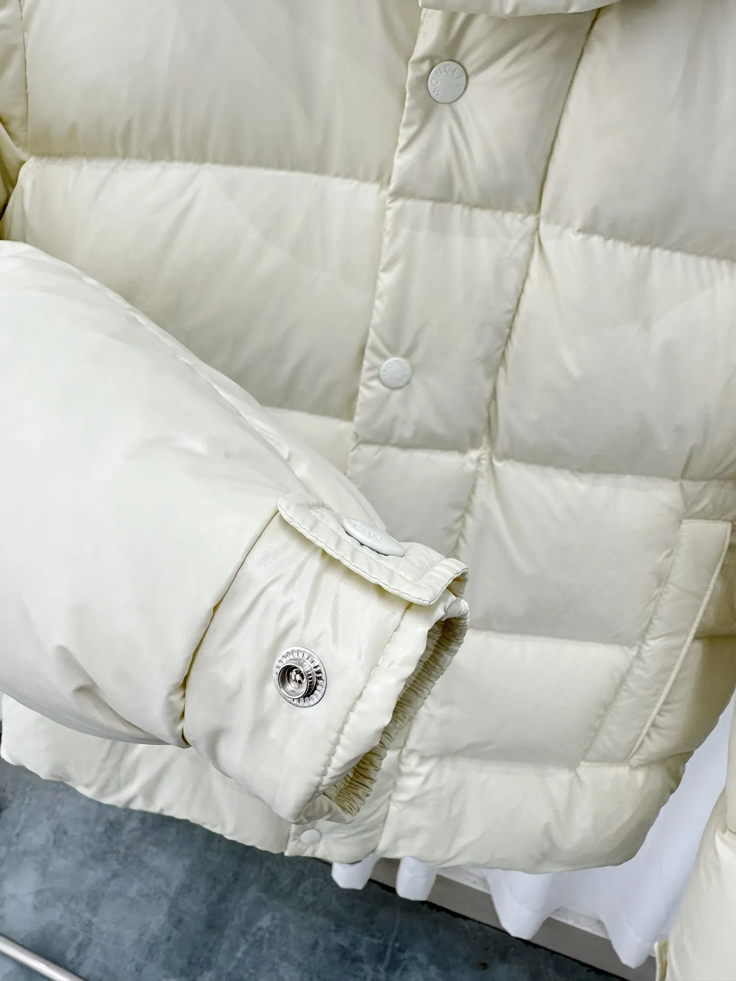 P390 Moncler/ 2026 70 、 。 DNA ， ， 。 Classic ， 、 。 Classic 70 。 Quality， 90 ，Premium Quality ， ，Black ！ Sizes M-3XL
